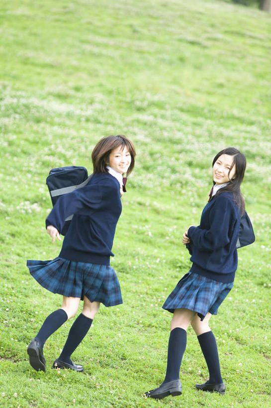 东方人,两个人,伙伴,朋友,站,竖图,室外,白天,制服,友谊,草地,草坪,植物,亚洲,服装,包,书包,注视,黄种人,草,背面,衣服,绿色,黑色,背包,观察,回头,看,站着,同学,校服,服饰,观看,单肩包,察看,衣着,校友,穿着,关注,学生服,同窗,学友,衣饰,友情,年轻女性,女人,女性,亚洲人,长发,站立,彩图,全身