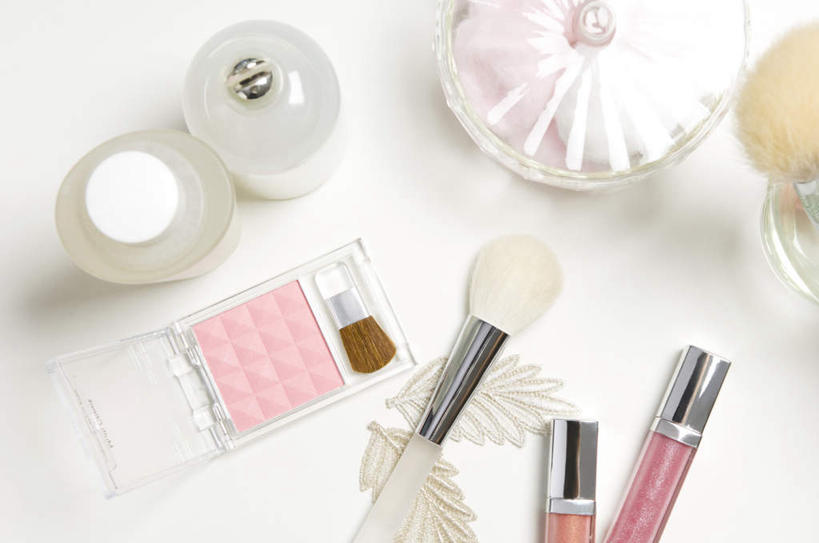 无人,横图,俯视,室内,特写,白天,化妆,美容,桌面,桌子,静物,护肤,唇彩,化妆刷,刷子,保养,享受,休闲,放松,保健,腮红刷,美容工具,养颜,彩妆刷,化妆工具,彩图,高角度拍摄