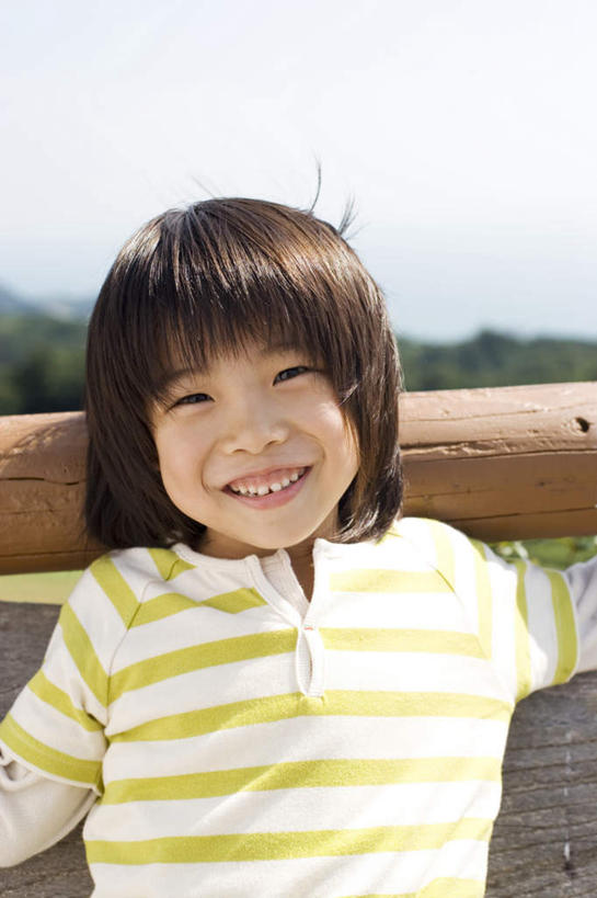 东方人,儿童,一个人,站,笑,微笑,露齿笑,竖图,室外,白天,正面,纯洁,植物,亚洲,仅一个男性,仅一个人,阴影,条纹,服装,光线,影子,注视,休闲装,黄种人,树,树木,小孩,衣服,黄色,绿色,阳光,自然,观察,看,扛,站着,仅一个小孩,休闲,休闲服,可爱,童年,童趣,服饰,生长,成长,观看,察看,关注,圆木,童真,烂漫,无邪,扛在肩上,天真,男孩,男人,男性,亚洲人,孩子,站立,半身,彩图,男生