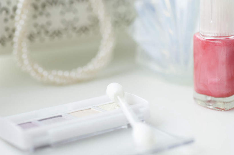 无人,横图,俯视,室内,特写,白天,爱情,化妆,美容,桌面,桌子,静物,项链,一根,护肤,装饰,纸盒,浪漫,指甲油,盒子,装饰品,粉色,化妆棉,饰品,首饰,保养,享受,休闲,恩爱,放松,保健,一盒,摄影,影棚,腮红刷,华丽,修饰,信物,点缀,一瓶,权利,塑料盒,养颜,衬托,美观,雅致,雅观,彩图,高角度拍摄,影棚拍摄,拍摄