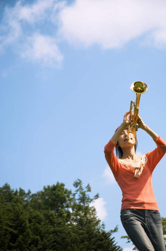 东方人,一个人,站,竖图,室外,白天,仰视,植物,亚洲,仅一个年轻女性,仅一个女性,仅一个人,阴影,服装,光线,影子,云,云朵,乐器,铜管乐器,圆号,拿,云彩,拿着,注视,休闲装,黄种人,树,树木,衣服,红色,蓝色,绿色,白云,蓝天,天空,阳光,自然,天,观察,看,站着,休闲,休闲服,服饰,生长,晴朗,成长,观看,察看,法国号,关注,铜管,年轻女性,女人,女性,亚洲人,晴空,站立,半身,彩图,低角度拍摄