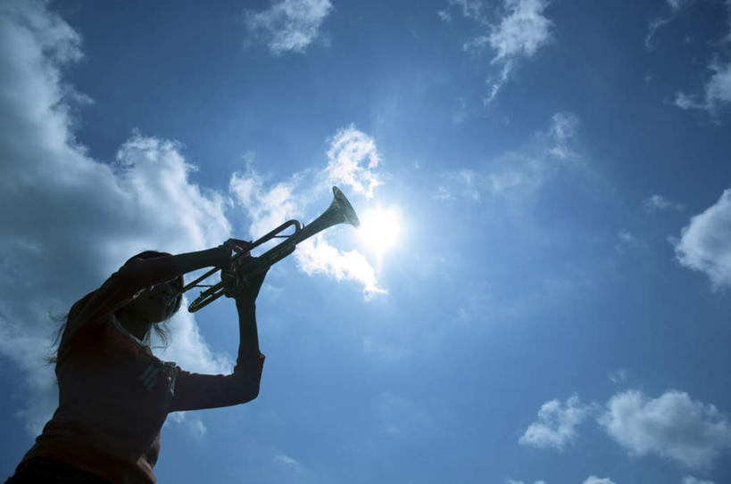 东方人,一个人,站,横图,室外,白天,仰视,亚洲,仅一个年轻女性,仅一个女性,仅一个人,服装,云,云朵,乐器,铜管乐器,圆号,背光,云彩,注视,休闲装,黄种人,衣服,红色,蓝色,黑色,白云,蓝天,天空,天,吹,观察,看,站着,休闲,休闲服,服饰,晴朗,观看,察看,法国号,关注,铜管,逆光,年轻女性,女人,女性,亚洲人,长发,晴空,站立,半身,彩图,低角度拍摄