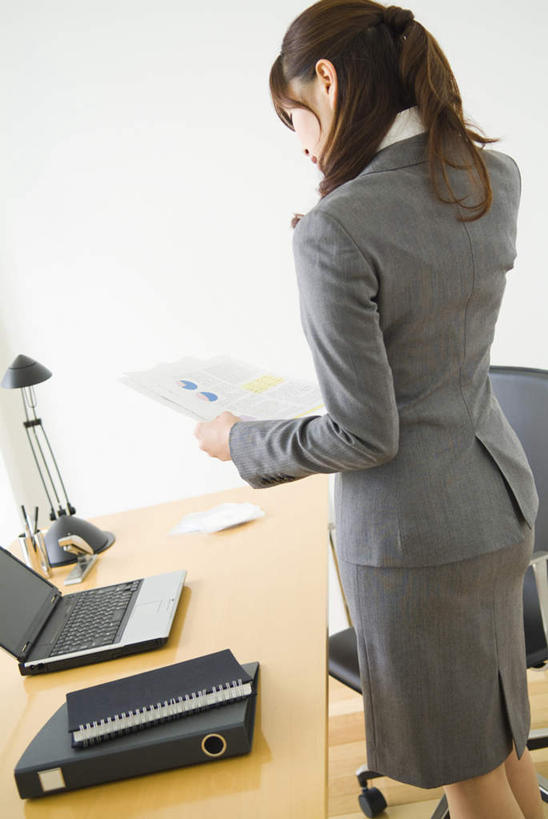 东方人,一个人,商务人士,商务女性,办公室,站,竖图,俯视,室内,白天,电脑,笔记本电脑,家具,台灯,桌子,照明,亚洲,仅一个年轻女性,仅一个女性,仅一个人,一本,握,套装,网络,木制,材料,档案,文件,办公桌,灯光,记事本,拿,拿着,黄种人,通讯设备,灯,黑色,本子,笔记本,木制品,资料,灯具,站着,握着,档案夹,照亮,无线,照明设备,文档,通信设备,商务装,无线网络,无线上网,便携式电脑,工薪阶层,办公家具,手提电脑,年轻女性,女人,女性,亚洲人,白领,上班族,站立,半身,彩图,高角度拍摄