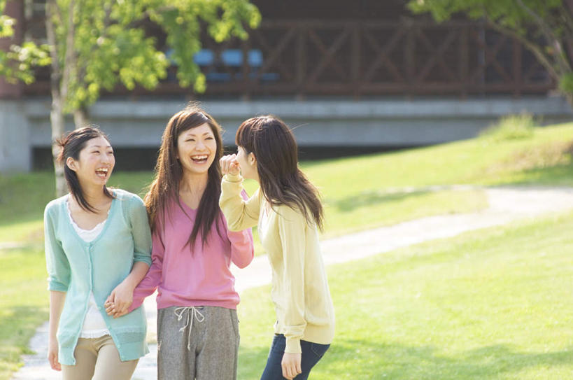 东方人,三个人,伙伴,朋友,走,笑,大笑,横图,室外,白天,正面,兴奋,友谊,草地,草坪,树林,植物,道路,路,亚洲,阴影,服装,光线,影子,小路,交通,休闲装,黄种人,草,树,树木,衣服,绿色,阳光,自然,张嘴,休闲,休闲服,服饰,生长,成长,张大嘴巴,哈哈大笑,友情,年轻女性,女人,女性,亚洲人,张开嘴,步行,散步,走路,半身,彩图,高兴,狂笑