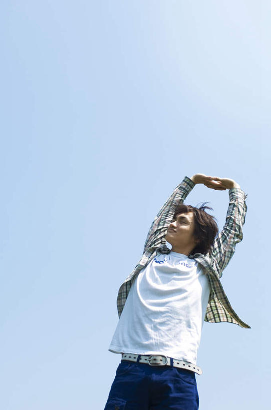 东方人,一个人,闭眼,伸展双臂,竖图,室外,白天,仰视,亚洲,仅一个男性,仅一个人,伸展,服装,云,云朵,云彩,休闲装,黄种人,伸懒腰,仅一个年轻男性,衣服,蓝色,白云,蓝天,天空,天,休闲,休闲服,放松,服饰,晴朗,惬意,懒腰,男人,男性,年轻男性,亚洲人,晴空,闭眼睛,闭着眼,闭着眼睛,敞开双臂,伸开双臂,展开双肩,张开手臂,张开双臂,半身,彩图,低角度拍摄,慵懒