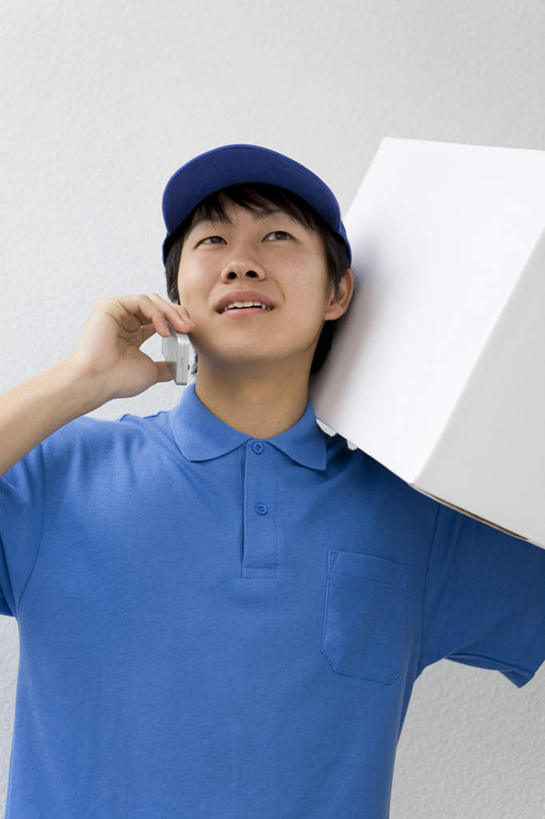 东方人,一个人,站,打电话,竖图,室内,白天,正面,工作服,制服,电话,手机,亚洲,仅一个男性,仅一个人,服装,包装,纸箱,墙,拿,拿着,注视,黄种人,通讯设备,墙壁,墙面,仅一个年轻男性,骑,衣服,蓝色,容器,箱子,观察,看,扛,站着,快递员,服饰,观看,察看,衣着,穿着,关注,纸板箱,快递,速递,包装箱,工作制服,衣饰,扛在肩上,骑在肩上,交流,男人,男性,年轻男性,亚洲人,沟通,通话,站立,半身,彩图,工作套服