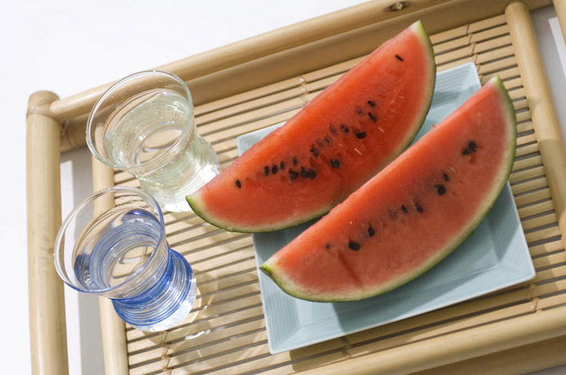 无人,横图,俯视,室内,特写,白天,水,西瓜,杯子,水果,托盘,两片,许多,阴影,竹制,新鲜,透明,光线,影子,生食,食品,果实,两杯,餐盘,饮用水,玻璃制品,食物,一个,黄色,红色,蓝色,黑色,盘子,水杯,西瓜子,有机食品,绿色食品,单个,竹制品,玻璃杯,寒瓜,彩图,高角度拍摄