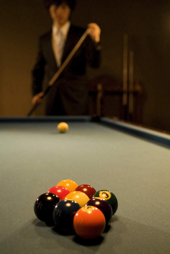 东方人,一个人,商务人士,商务男性,站,竖图,俯视,室内,夜晚,衬衫,台球,亚洲,仅一个男性,仅一个人,许多,擦,撞球,套装,朦胧,模糊,球杆,拿,拿着,注视,黄种人,运动器械,彩球,仅一个年轻男性,黄色,红色,绿色,黑色,观察,看,站着,橙色,健身器械,观看,察看,台球桌,关注,商务装,健身器材,斯诺克,工薪阶层,桌球室,斯诺克球,斯诺克台球,桌球,男人,男性,年轻男性,亚洲人,白领,上班族,站立,半身,彩图,高角度拍摄,衬衣,运动器材