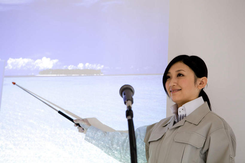 东方人,一个人,会议室,站,笑,微笑,横图,室内,白天,仰视,工作服,制服,亚洲,仅一个年轻女性,仅一个女性,仅一个人,指,服装,拿,拿着,注视,黄种人,衣服,灰色,话筒,教鞭,观察,看,站着,服饰,观看,察看,麦克风,指着,衣着,穿着,关注,扩音器,传声器,微音器,工作制服,衣饰,年轻女性,女人,女性,亚洲人,站立,半身,彩图,低角度拍摄,工作套服