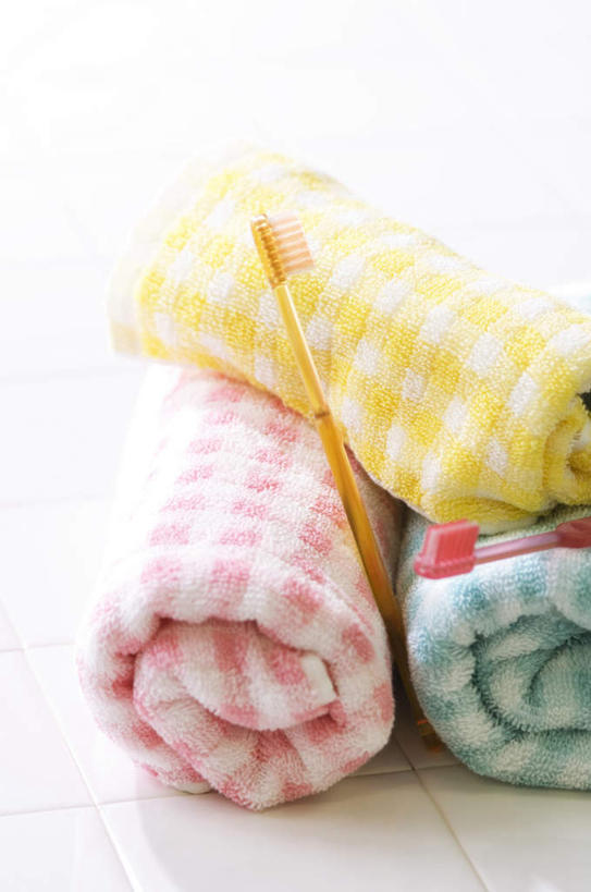 无人,竖图,俯视,室内,特写,白天,卫生间,浴室,静物,三块,瓷砖,地砖,纺织物,牙刷,地面,两把,黄色,红色,蓝色,白色,毛巾,日用品,清洁,橙色,洗漱用品,保暖,卫生,透气,防水,储水,耐磨,吸水,淋浴房,彩图,高角度拍摄,冲凉房,沐浴间,沐浴室