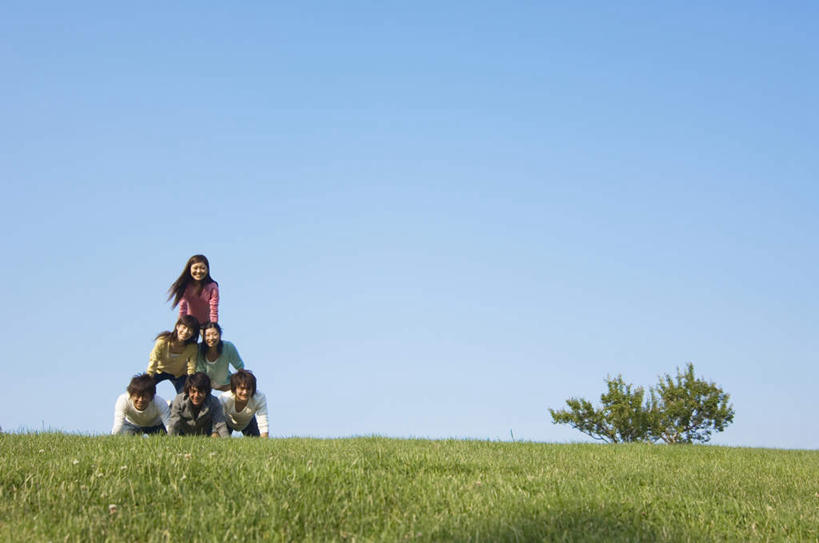 东方人,伙伴,朋友,叠罗汉,跪,笑,微笑,露齿笑,横图,室外,白天,仰视,友谊,草地,草坪,植物,亚洲,五个人,一排,阴影,服装,整齐,光线,影子,许多人,休闲装,黄种人,草,树,树木,排列,衣服,蓝色,绿色,蓝天,天空,阳光,自然,天,一群人,休闲,休闲服,服饰,生长,晴朗,成长,堆,队列,万里无云,友情,男人,男性,年轻男性,年轻女性,女人,女性,亚洲人,晴空,晴空万里,跪着,彩图,低角度拍摄,全身