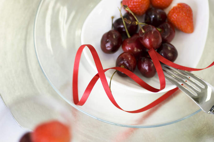 无人,横图,俯视,室内,特写,白天,草莓,浆果,樱桃,餐具,水果,一把,许多,新鲜,装饰,透明,盆子,丝绸,丝带,叉,生食,食品,果实,缎带,绸带,食物,三个,一个,红色,白色,盘子,有机食品,绿色食品,单个,华丽,修饰,点缀,衬托,美观,雅致,雅观,进餐用具,烹调用具,樱珠,莺桃,英桃,洋莓,楔桃,水果皇后,牛桃,荆桃,红莓,地莓,彩图,高角度拍摄