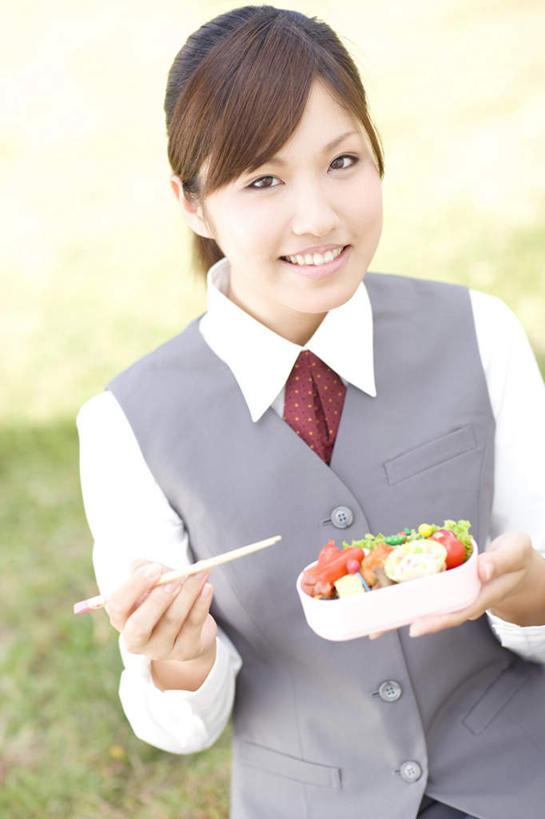 盒饭,东方人,一个人,商务人士,商务女性,站,笑,微笑,露齿笑,竖图,俯视,室外,白天,草地,草坪,植物,筷子,餐具,亚洲,仅一个年轻女性,仅一个女性,仅一个人,一双,握,阴影,套装,光线,便当,影子,餐盒,拿,拿着,注视,黄种人,文化,传统,草,一个,绿色,阳光,观察,看,站着,便捷,握着,单个,观看,礼节,一份,察看,便利,关注,礼仪,商务装,工薪阶层,快捷,弁当,年轻女性,女人,女性,亚洲人,白领,上班族,进餐用具,站立,半身,彩图,高角度拍摄