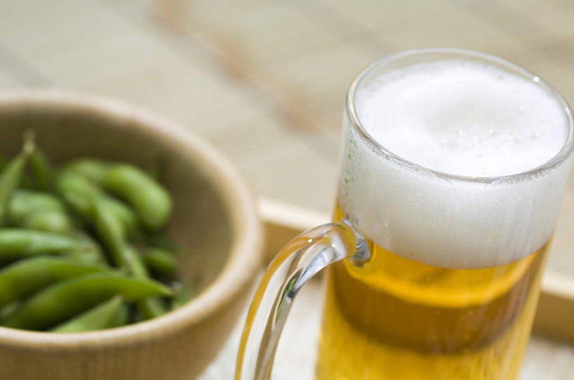 啤酒,无人,横图,俯视,室内,特写,白天,植物,豆,大豆,杯子,许多,竹制,木制,高脚杯,豆类,豆子,毛豆,酒类,榻榻米,一杯,餐盘,玻璃制品,酒,饮料,绿色,酒杯,木制品,碗,竹制品,香槟杯,豆科,枝豆,玻璃杯,黄豆,彩图,高角度拍摄