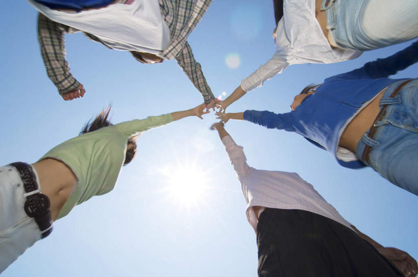 东方人,伙伴,朋友,跳,举,横图,室外,白天,仰视,快乐,兴奋,友谊,骄傲,成功,胜利,亚洲,五个人,击掌,服装,云,云朵,许多人,云彩,休闲装,黄种人,衣服,蓝色,白云,蓝天,天空,天,手势,托,一群人,休闲,休闲服,自信,服饰,晴朗,友情,男人,男性,年轻男性,年轻女性,女人,女性,亚洲人,晴空,举起,举手,举着,拍手,跳跃,向上举,向上伸,向上托,半身,彩图,低角度拍摄,欢乐,开心