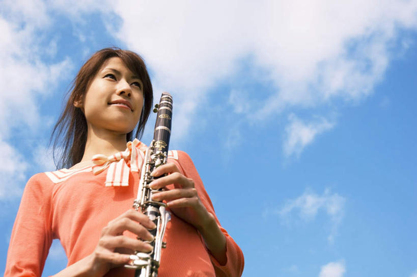 东方人,一个人,笑,微笑,横图,室外,白天,仰视,亚洲,仅一个年轻女性,仅一个女性,仅一个人,服装,云,云朵,单簧管,黑管,乐器,木管乐器,拿,云彩,拿着,休闲装,黄种人,衣服,蓝色,白云,蓝天,天空,天,休闲,休闲服,服饰,晴朗,木管,克拉管,乌木棒,年轻女性,女人,女性,亚洲人,晴空,半身,彩图,低角度拍摄