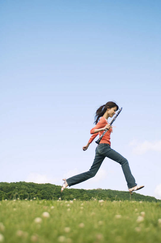 东方人,一个人,跑,竖图,室外,白天,仰视,运动,草地,草坪,植物,亚洲,仅一个年轻女性,仅一个女性,仅一个人,服装,单簧管,黑管,乐器,木管乐器,拿,拿着,休闲装,黄种人,草,衣服,蓝色,绿色,蓝天,天空,天,休闲,休闲服,服饰,晴朗,木管,万里无云,克拉管,乌木棒,年轻女性,女人,女性,亚洲人,晴空,晴空万里,跑步,彩图,低角度拍摄,全身