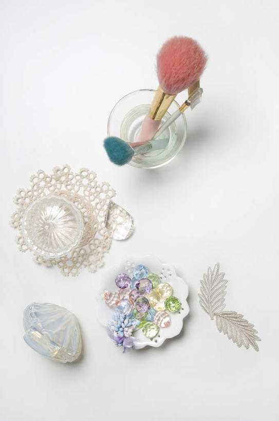 无人,竖图,俯视,室内,特写,白天,静物,杯子,玻璃制品,两个,一个,化妆刷,精油,刷子,水杯,香薰,放松,芳香疗法,单个,美容工具,睫毛刷,舒心,舒缓,香薰精油,养颜,彩妆刷,化妆工具,蜜粉刷,减压,香薰疗法,植物精油,玻璃杯,彩图,高角度拍摄