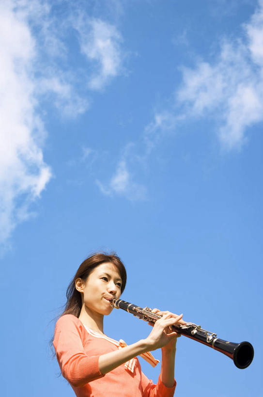 东方人,一个人,竖图,室外,白天,仰视,亚洲,仅一个年轻女性,仅一个女性,仅一个人,服装,云,云朵,单簧管,黑管,乐器,木管乐器,吹奏,拿,云彩,拿着,休闲装,黄种人,衣服,蓝色,白云,蓝天,天空,天,吹,休闲,休闲服,服饰,晴朗,木管,克拉管,乌木棒,年轻女性,女人,女性,亚洲人,晴空,半身,彩图,低角度拍摄