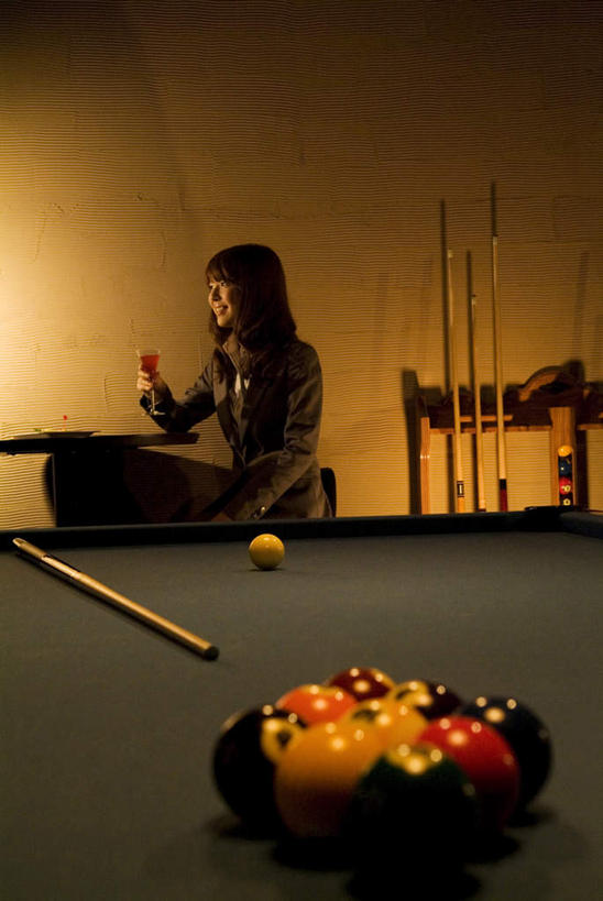 葡萄酒,东方人,一个人,商务人士,商务女性,坐,笑,微笑,露齿笑,竖图,室内,夜晚,正面,台球,桌子,杯子,亚洲,仅一个年轻女性,仅一个女性,仅一个人,许多,撞球,阴影,套装,光线,高脚杯,球杆,影子,灯光,红酒杯,酒类,四根,一杯,拿,拿着,注视,黄种人,运动器械,玻璃制品,彩球,酒,饮料,黄色,红色,黑色,酒杯,观察,看,橙色,健身器械,观看,察看,台球桌,关注,商务装,健身器材,斯诺克,工薪阶层,桌球室,斯诺克球,斯诺克台球,桌球,年轻女性,女人,女性,亚洲人,白领,上班族,玻璃杯,坐着,半身,彩图,运动器材