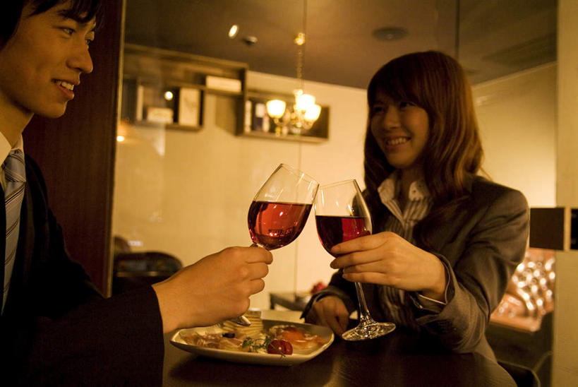 葡萄酒,东方人,两个人,同事,商务人士,商务男性,商务女性,餐厅,坐,横图,室内,夜晚,侧面,衬衫,爱情,晚餐,成功,合作,团队,集体,信心,杯子,餐具,照明,亚洲,握,套装,庆祝,高脚杯,灯光,红酒杯,酒类,两杯,浪漫,拿,拎,拿着,注视,黄种人,队伍,吊灯,玻璃制品,灯,酒,饮料,酒杯,灯具,干杯,观察,看,碰杯,温暖,温馨,恩爱,交际,友好,握着,恋人,观看,一份,照亮,庆贺,三盏,和睦,察看,领导,照明设备,成就,关注,礼仪,商务装,敬酒,合伙,领袖,工薪阶层,劝酒,男人,男性,年轻男性,年轻女性,女人,女性,亚洲人,情侣,白领,上班族,玻璃杯,进餐用具,烹调用具,坐着,半身,彩图,衬衣,餐馆,饭店,饭馆,伴侣,融洽,拎着