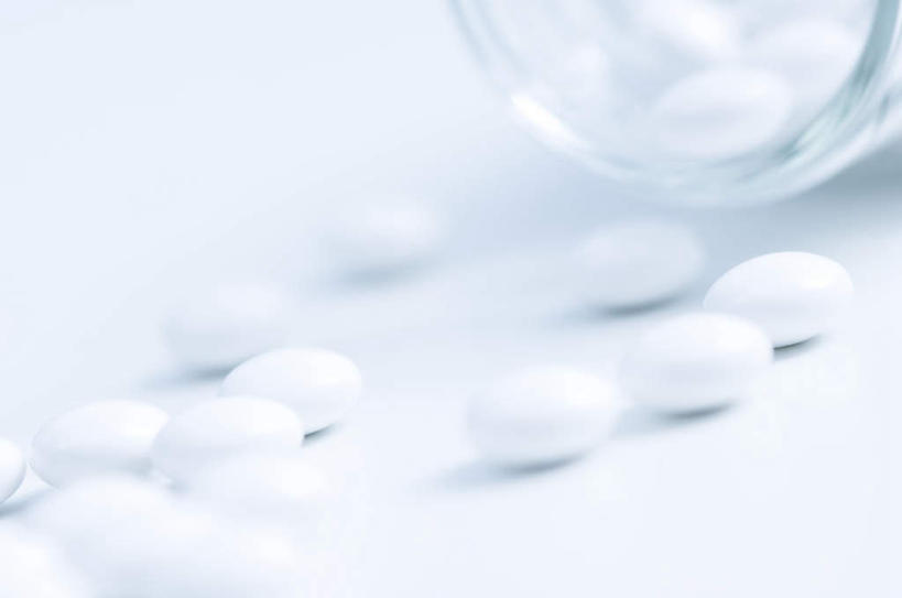 无人,横图,俯视,室内,特写,白天,白色背景,安全,许多,朦胧,模糊,散落,药剂,药瓶,药丸,防护,药片,白色,药品,治疗,保护,药物,医疗,保险,预防,广口瓶,平安,彩图,高角度拍摄