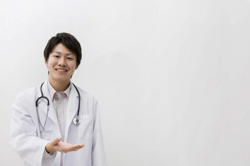 东方人,一个人,医生,站,捧,笑,微笑,露齿笑,横图,室内,白天,白色背景,正面,工作服,制服,亚洲,仅一个男性,仅一个人,服装,注视,黄种人,仅一个年轻男性,衣服,听诊器,观察,看,站着,医护人员,医疗人员,摄影,服饰,影棚,观看,察看,医疗设备,衣着,白大褂,穿着,关注,医疗器械,礼仪,礼貌,邀请,医疗工具,工作制服,衣饰,检测工具,男人,男性,年轻男性,亚洲人,大夫,端,端着,捧着,手捧,站立,半身,彩图,影棚拍摄,工作套服,拍摄