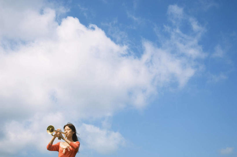 东方人,一个人,站,横图,室外,白天,仰视,亚洲,仅一个年轻女性,仅一个女性,仅一个人,服装,云,云朵,乐器,铜管乐器,小号,吹奏,云彩,注视,休闲装,黄种人,衣服,蓝色,白云,蓝天,天空,天,吹,观察,看,站着,休闲,休闲服,橙色,服饰,晴朗,观看,察看,关注,铜管,年轻女性,女人,女性,亚洲人,晴空,站立,半身,彩图,低角度拍摄