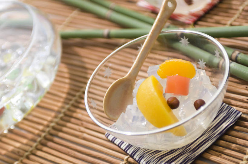 无人,横图,俯视,室内,特写,白天,水,水果,许多,阴影,新鲜,装饰,透明,光线,木制,颗粒,影子,勺子,生食,食品,果实,鱼缸,榻榻米,切块,竹竿,食物,一个,黄色,红色,绿色,白色,木制品,调羹,汤匙,碗,橙色,有机食品,绿色食品,单个,华丽,修饰,点缀,衬托,美观,雅致,雅观,彩图,高角度拍摄