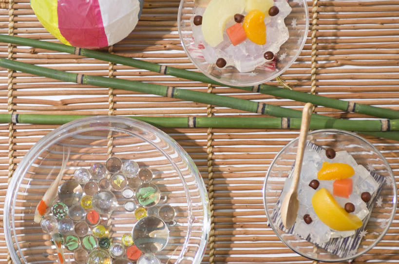 无人,横图,俯视,室内,特写,白天,水,水果,一条,许多,阴影,新鲜,装饰,透明,光线,木制,金鱼,鱼,颗粒,影子,勺子,生食,食品,果实,鱼缸,榻榻米,切块,鱼类,竹竿,食物,两个,一个,黄色,红色,绿色,白色,木制品,调羹,汤匙,碗,橙色,有机食品,绿色食品,单个,华丽,修饰,点缀,衬托,美观,雅致,雅观,观赏鱼,金鲫鱼,彩图,高角度拍摄