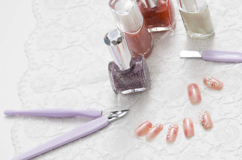 指甲,横图,俯视,室内,特写,白天,化妆,美容,静物,护肤,装饰,指甲油,粉色,红色,紫色,白色,垫子,保养,享受,休闲,放松,保健,华丽,修饰,点缀,人造,四瓶,养颜,衬托,美观,雅致,雅观,手指甲,半身,彩图,高角度拍摄