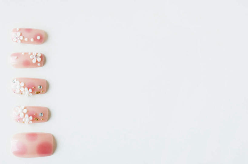 指甲,无人,横图,俯视,室内,特写,白天,白色背景,静物,许多,盛开,美丽,花蕾,漂亮,花,花瓣,花朵,鲜花,粉色,白色,花苞,花蕊,摄影,影棚,人造,手指甲,彩图,高角度拍摄,影棚拍摄,拍摄