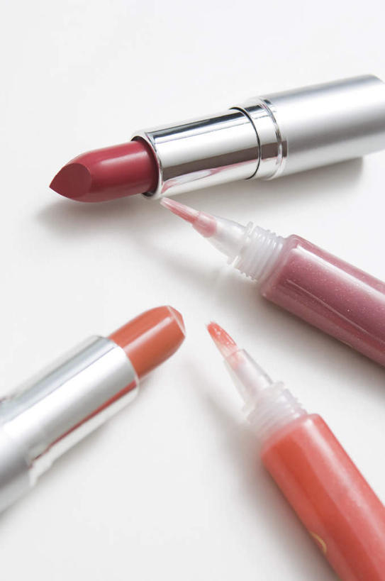 无人,竖图,俯视,室内,特写,白天,白色背景,化妆,美容,静物,护肤,散落,红色,唇彩,化妆品,口红,保养,享受,休闲,橙色,放松,保健,四支,摄影,影棚,养颜,彩图,高角度拍摄,影棚拍摄,拍摄