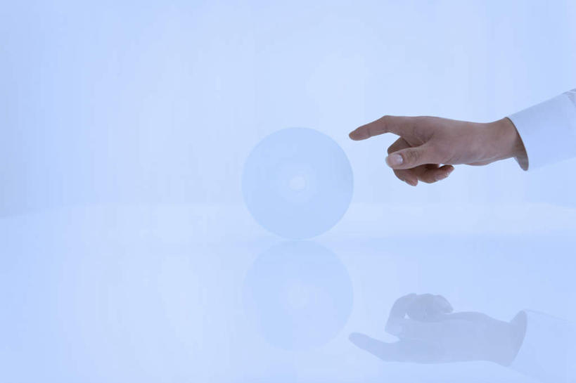 东方人,手,一个人,横图,室内,特写,白天,正面,数据,亚洲,仅一个年轻女性,仅一个女性,仅一个人,蓝色背景,服装,信息,光盘,纸,光碟,休闲装,黄种人,存储介质,一个,衣服,休闲,手部,休闲服,摄影,服饰,影棚,单个,碟片,存储,指着,年轻女性,女人,女性,亚洲人,半身,彩图,影棚拍摄,拍摄