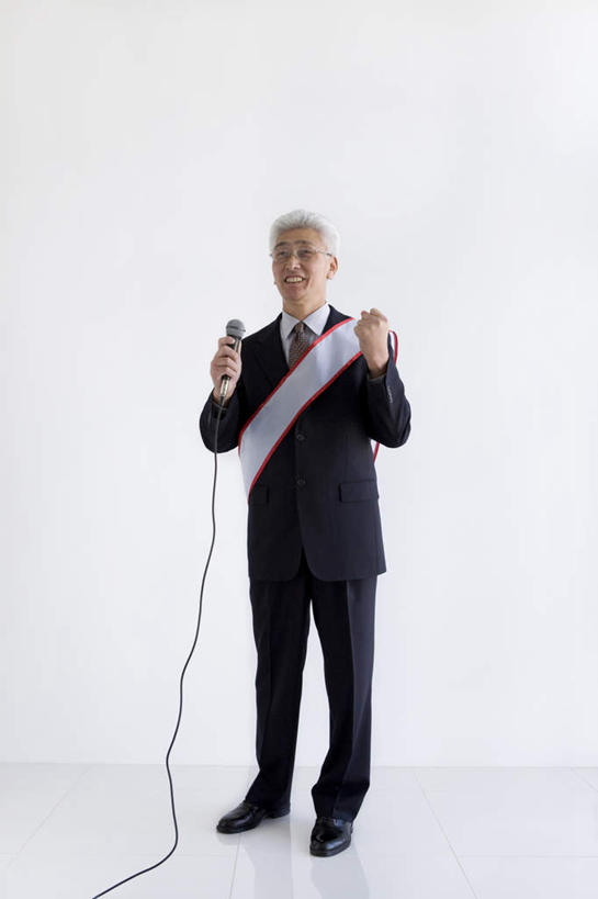 东方人,一个人,商务人士,商务男性,站,竖图,室内,白天,正面,衬衫,亚洲,仅一个男性,仅一个人,握,套装,注视,黄种人,鼓励,话筒,观察,加油,看,手势,握拳,站着,仅一个老年男性,打气,握着,观看,察看,麦克风,领导,象征,关注,扩音器,鼓舞,商务装,荣誉,传声器,代表,工薪阶层,绶带,微音器,老年男性,男人,男性,亚洲人,白领,上班族,站立,彩图,全身,衬衣