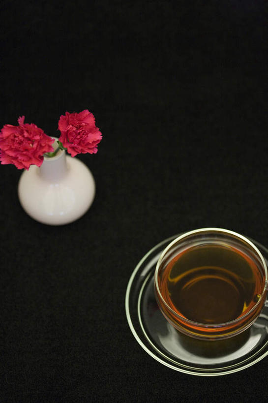 无人,竖图,俯视,室内,特写,白天,幸福,茶,康乃馨,杯子,花瓶,黑色背景,盛开,透明,碟子,陶瓷,茶叶,陶瓷制品,饮品,一杯,花蕾,娱乐,花,花瓣,花朵,鲜花,两朵,一个,红色,白色,瓶子,水杯,花茶,花苞,花蕊,享受,休闲,温馨,放松,乐趣,保健,养生,摄影,影棚,单个,花草茶,舒适,香花茶,香片,熏花茶,麝香石竹,石竹,香石竹,茶杯,彩图,高角度拍摄,影棚拍摄,拍摄
