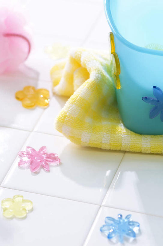 无人,竖图,俯视,室内,特写,白天,装饰,瓷砖,地砖,桶,塑料,地面,装饰品,一个,粉色,黄色,红色,蓝色,容器,塑料制品,装饰物,浴球,橙色,单个,储藏,华丽,修饰,塑料桶,点缀,储存,饰物,衬托,美观,雅致,雅观,彩图,高角度拍摄,贮存