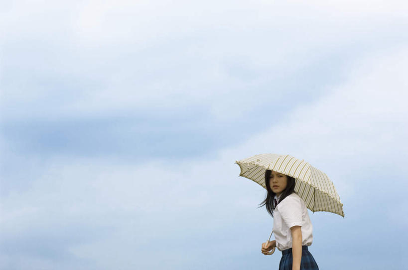 东方人,一个人,学生,走,横图,室外,白天,仰视,制服,亚洲,仅一个年轻女性,仅一个女性,仅一个人,撑,服装,伞,雨伞,云,云朵,云彩,扭头,注视,黄种人,阳伞,衣服,蓝色,白色,白云,蓝天,天空,天,看,转头,皱眉,校服,服饰,晴朗,撑着,衣着,穿着,关注,学生服,衣饰,年轻女性,女人,女性,亚洲人,晴空,步行,散步,走路,半身,彩图,低角度拍摄