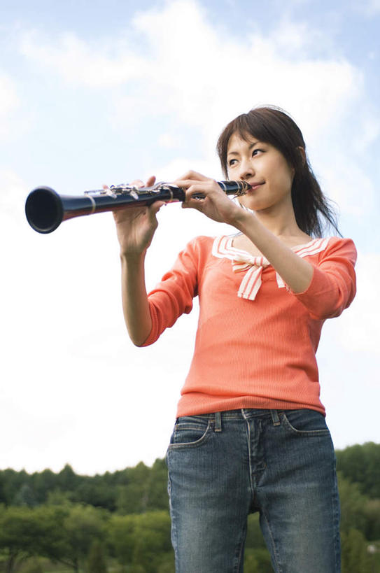 东方人,一个人,站,竖图,室外,白天,仰视,植物,亚洲,仅一个年轻女性,仅一个女性,仅一个人,服装,裤子,云,云朵,单簧管,黑管,乐器,木管乐器,吹奏,拿,云彩,拿着,注视,牛仔裤,休闲装,黄种人,树,树木,衣服,蓝色,绿色,白云,蓝天,天空,自然,天,吹,观察,看,站着,休闲,休闲服,橙色,服饰,生长,晴朗,成长,观看,察看,木管,关注,克拉管,乌木棒,年轻女性,女人,女性,亚洲人,晴空,站立,半身,彩图,低角度拍摄