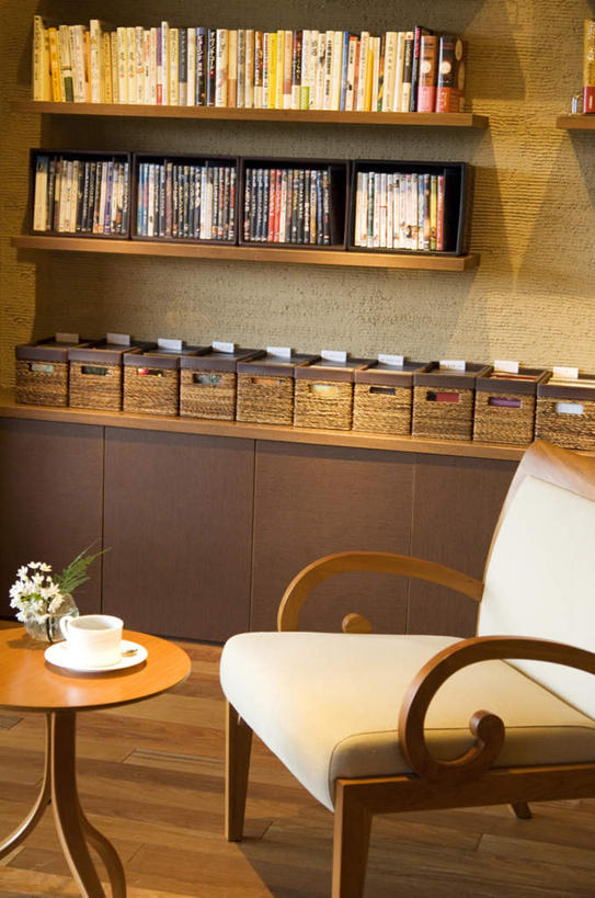 咖啡,无人,家,客厅,竖图,俯视,室内,白天,幸福,别墅,柜子,家具,装修,桌子,建筑,杯子,书籍,椅子,欧式,一张,许多,装饰,盛开,瓷器,房屋,木椅,屋子,公寓,咖啡杯,陶瓷制品,一杯,豪华,花蕾,娱乐,建设,现代,装潢,洋房,楼房,住宅,花,花瓣,花朵,鲜花,饮料,白色,橱柜,室内装潢,花苞,花蕊,享受,休闲,温馨,放松,乐趣,华丽,修饰,明亮,点缀,提神,起居室,舒适,家居装潢,瓷杯,醒脑,房屋设计,地中海风格,古典风格,简约风格,室内设计,宽敞,样板房装潢,衬托,美观,雅致,雅观,软饮料,设计,书,图书,彩图,高角度拍摄,房子,咖啡馆