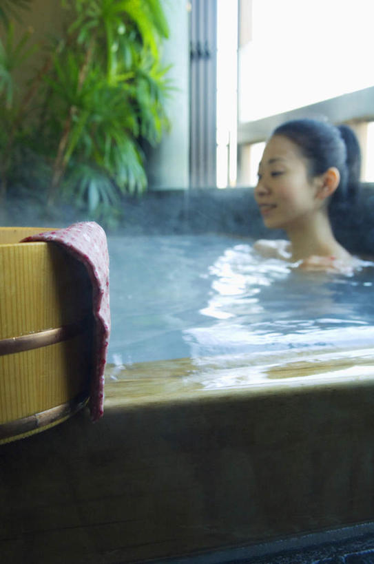 东方人,一个人,竖图,室内,白天,正面,按摩,美容,水,植物,卫生间,浴室,亚洲,仅一个年轻女性,仅一个女性,仅一个人,护肤,装饰,纺织物,木桶,盆栽,桶,热气,盆景,黄种人,裸露,一个,粉色,绿色,自然,容器,毛巾,靠,靠着,清洁,倚靠,保养,享受,休闲,舒服,温暖,放松,SPA水疗,保健,温泉浴场,生长,单个,成长,储藏,保暖,华丽,修饰,点缀,倚着,储存,裸,透气,浴桶,养颜,防水,衬托,美观,雅致,雅观,储水,耐磨,吸水,年轻女性,女人,女性,亚洲人,淋浴房,矿泉疗养地,半身,彩图,水疗,冲凉房,沐浴间,沐浴室,贮存