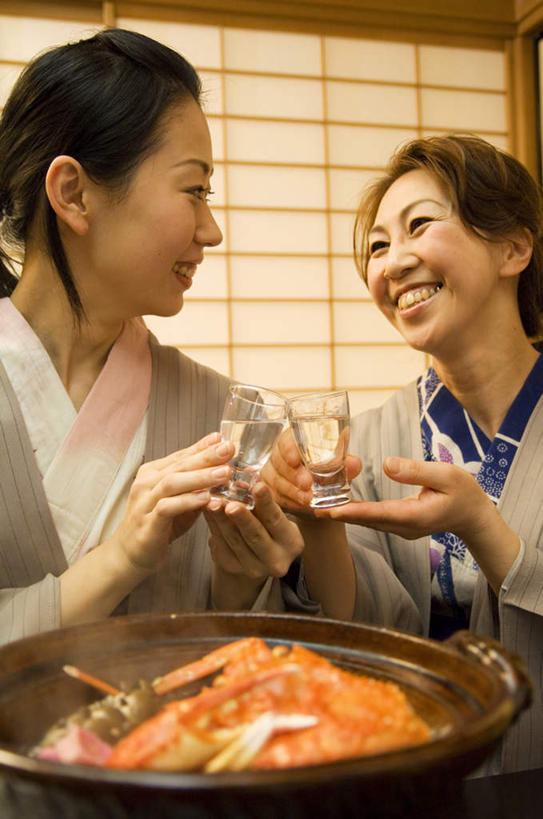 海鲜,清酒,东方人,两个人,家庭,母亲,女儿,跪,捧,笑,微笑,露齿笑,竖图,室内,白天,正面,民族服装,烹饪,杯子,亚洲,和服,庆祝,锅子,热气,日本料理,料理,食品,帝王蟹,酒类,两杯,注视,黄种人,水产,菜肴,美食,海洋生物,玻璃制品,酒,食物,饮料,灰色,水杯,日式料理,干杯,观察,看,碰杯,日式,温暖,温馨,母女,一家人,交际,母爱,友好,服饰,佳肴,观看,庆贺,和睦,察看,关注,水生动物,海产品,礼仪,敬酒,水生物,海底动物,吴服,唐草,唐花,唐锦,劝酒,皇帝蟹,年轻女性,女人,女性,中年女性,亚洲人,玻璃杯,端,端着,跪着,捧着,手捧,半身,彩图,传统服装,民俗服,融洽