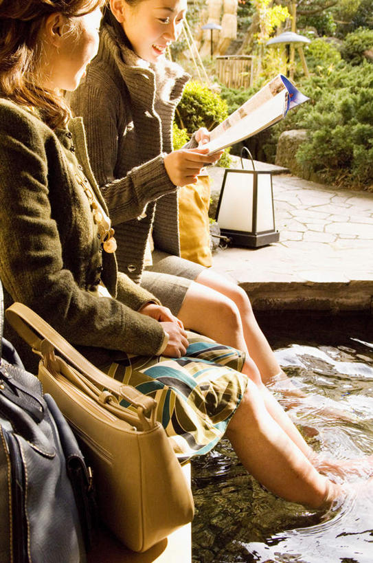 东方人,两个人,家庭,母亲,女儿,坐,竖图,室外,白天,侧面,阅读,水,温泉,植物,道路,路,路灯,杂志,照明,亚洲,握,学习,服装,包,皮包,小路,灯光,拿,拿着,注视,休闲装,黄种人,灯,树,树木,两个,衣服,蓝色,绿色,白色,观察,看,休闲,温暖,温馨,母女,一家人,休闲服,母爱,读书,浏览,泡,握着,服饰,生长,成长,观看,单肩包,照亮,和睦,察看,照明设备,关注,年轻女性,女人,女性,亚洲人,坐着,半身,彩图,融洽