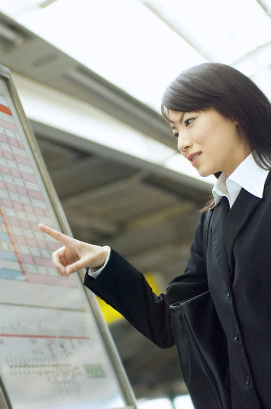 东方人,一个人,商务人士,商务女性,站,竖图,室内,白天,仰视,车站,亚洲,仅一个年轻女性,仅一个女性,仅一个人,指,套装,朦胧,模糊,注视,黄种人,观察,看,站着,时间表,观看,察看,指着,关注,商务装,工薪阶层,年轻女性,女人,女性,亚洲人,白领,上班族,站立,半身,彩图,低角度拍摄