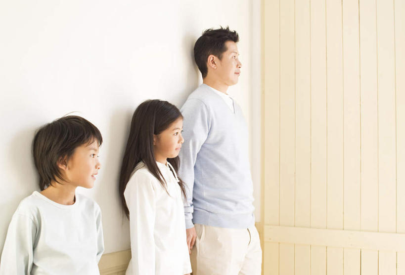 东方人,儿童,三个人,家庭,父亲,女儿,笑,微笑,露齿笑,横图,室内,白天,侧面,纯洁,门,亚洲,服装,木制,木板,墙,休闲装,黄种人,墙壁,墙面,小孩,衣服,白色,木制品,门框,休闲,温暖,温馨,父女,一家人,休闲服,父爱,可爱,童年,童趣,服饰,和睦,童真,烂漫,无邪,天真,男人,男性,年轻男性,女孩,亚洲人,孩子,年轻人,半身,彩图,融洽,女生