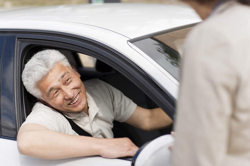 东方人,背部,两个人,夫妻,坐,笑,微笑,露齿笑,横图,室外,白天,正面,爱情,安全,汽车,亚洲,撑,阴影,服装,光线,影子,带子,防护,浪漫,注视,休闲装,黄种人,车,衣服,阳光,探头,安全带,绳子,交通工具,轿车,观察,看,休闲,休闲服,恩爱,恋人,服饰,观看,保护,绳索,察看,撑着,关注,载具,保险,安全绳,保全,周全,安稳,安定,平安,老年男性,老年女性,男人,男性,女人,女性,亚洲人,夫妇,情侣,坐着,半身,彩图,伴侣