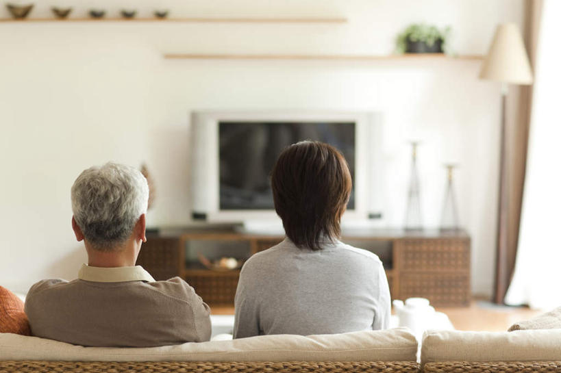 东方人,两个人,客厅,坐,横图,室内,白天,柜子,家具,沙发,台灯,电视,照明,服装,环保,装饰,灯光,休闲装,黄种人,灯,背面,衣服,绿色,灰色,橱柜,灯具,液晶电视,休闲,休闲服,清晰,服饰,轻薄,华丽,修饰,照亮,回收,点缀,资源,起居室,照明设备,彩电,布艺沙发,利用,便携,低碳,循环,衬托,美观,雅致,雅观,彩色电视机,客堂,老年男性,老年女性,男人,男性,女人,女性,亚洲人,电视机,坐着,半身,彩图,高清