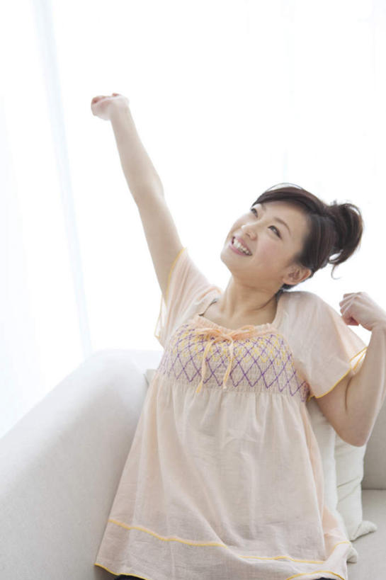 东方人,一个人,客厅,躺,伸展双臂,笑,微笑,露齿笑,竖图,室内,白天,仰视,窗户,窗帘,落地窗,沙发,亚洲,仅一个年轻女性,仅一个女性,仅一个人,伸展,服装,装饰,休闲装,黄种人,伸懒腰,玻璃窗,衣服,白色,帘子,休闲,休闲服,遮阳,放松,服饰,华丽,修饰,点缀,起居室,惬意,布艺沙发,衬托,美观,雅致,雅观,懒腰,客堂,年轻女性,女人,女性,亚洲人,敞开双臂,伸开双臂,躺着,展开双肩,张开手臂,张开双臂,半身,彩图,低角度拍摄,慵懒