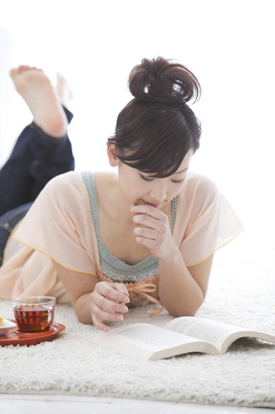 东方人,一个人,竖图,室内,白天,正面,看书,阅读,茶,地毯,杯子,书籍,亚洲,仅一个年轻女性,仅一个女性,仅一个人,撑,学习,服装,透明,塑料,一杯,餐盘,托腮,注视,休闲装,黄种人,翘腿,衣服,红色,白色,水杯,塑料制品,书本,观察,看,趴着,托,休闲,休闲服,读书,浏览,服饰,观看,察看,撑着,关注,托下巴,年轻女性,女人,女性,亚洲人,茶杯,书,图书,趴,彩图,全身