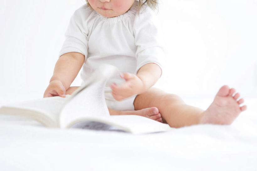 东方人,儿童,一个人,坐,横图,俯视,室内,白天,白色背景,纯洁,书籍,亚洲,仅一个女性,仅一个人,翻,短裤,服装,注视,黄种人,小孩,衣服,白色,观察,看,仅一个小孩,可爱,童年,童趣,摄影,服饰,影棚,观看,翻阅,察看,衣着,穿着,关注,童真,烂漫,无邪,衣饰,天真,女孩,女人,女性,亚洲人,孩子,书,图书,坐着,半身,彩图,高角度拍摄,影棚拍摄,拍摄,女生